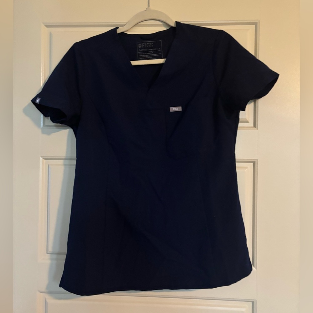 Figs Navy Catarina Scrub Top in size Small.